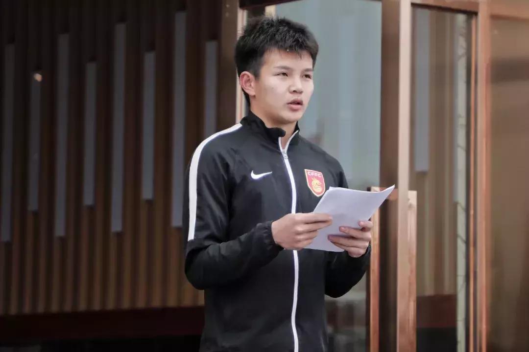 只5天时间就练出了感情——河北华夏梯队队员搂着教官依依不舍