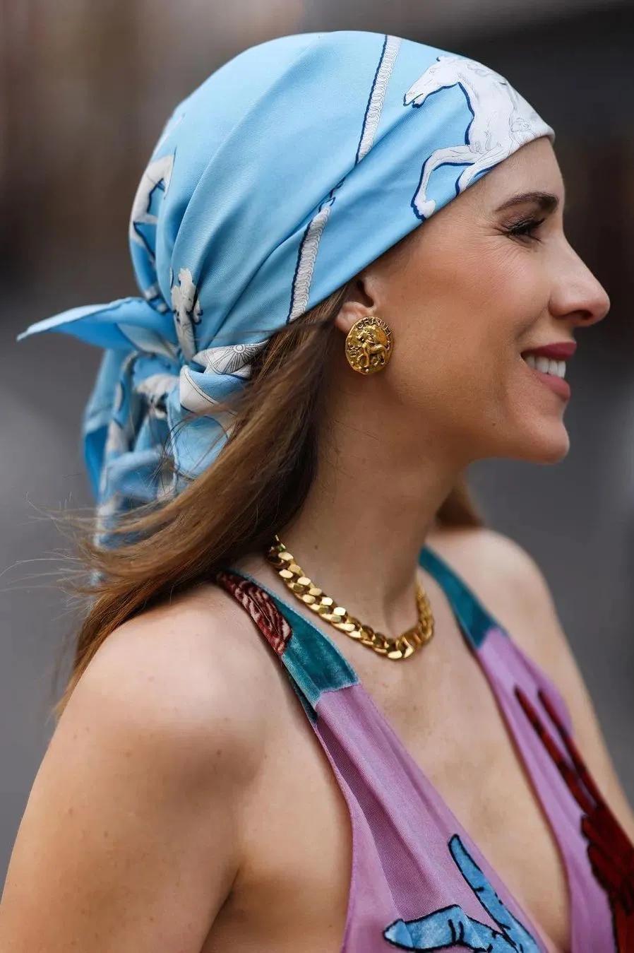 一条方丝巾怎么穿出时尚,素色丝巾的系法大全简单又好看