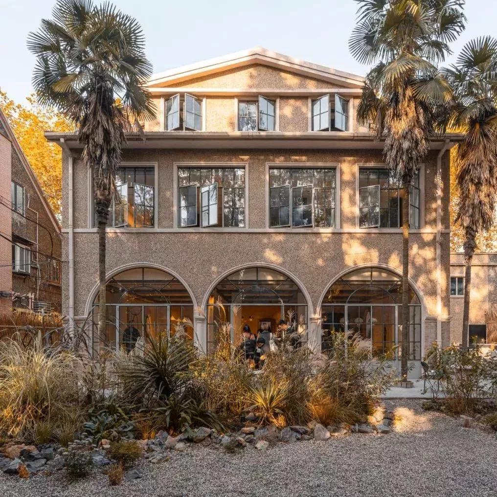 prada跟nike联名海报,pradanike合作款