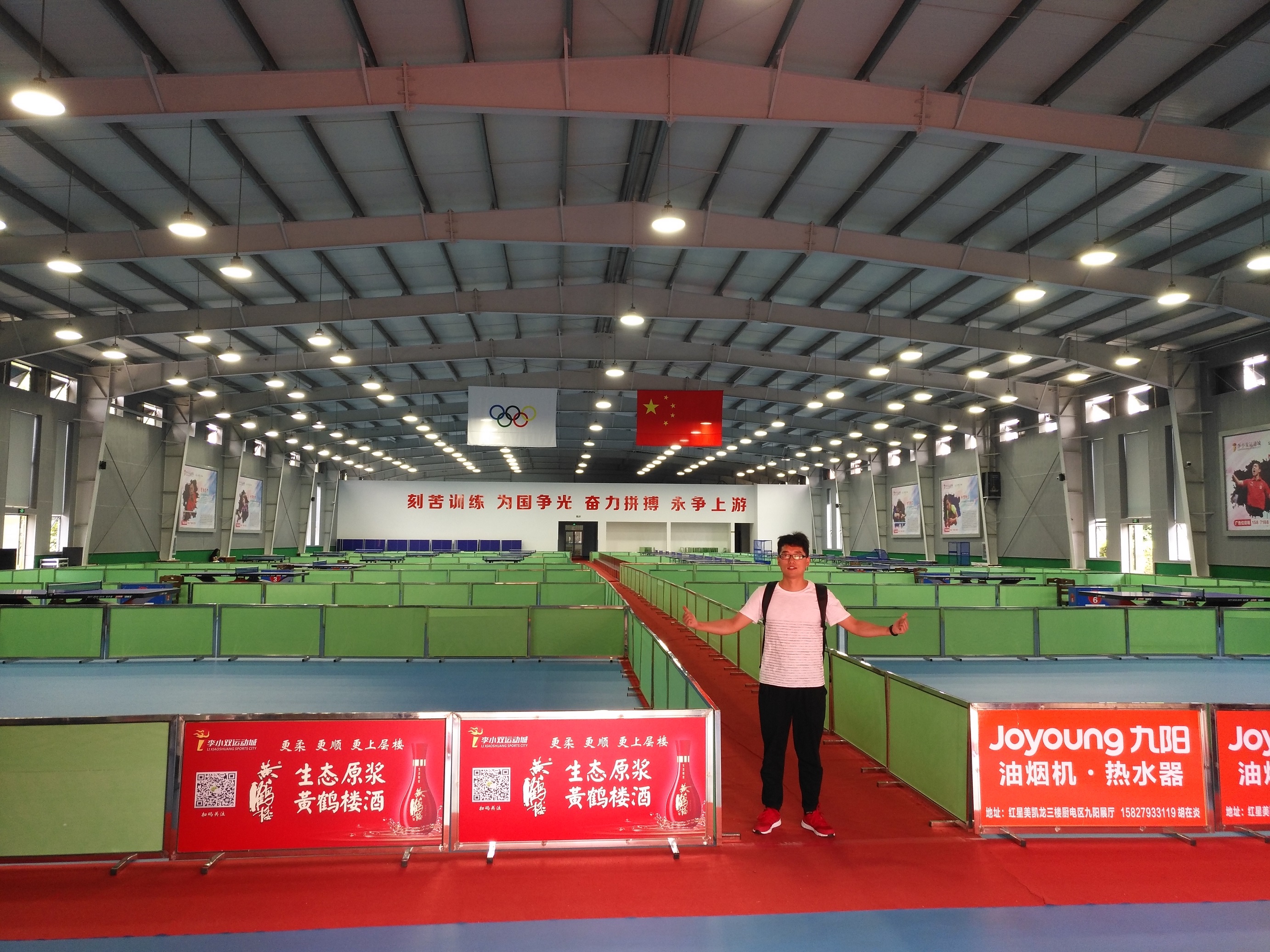 王楚钦夺冠赛后拆盲盒,王楚钦夺冠后灯光下