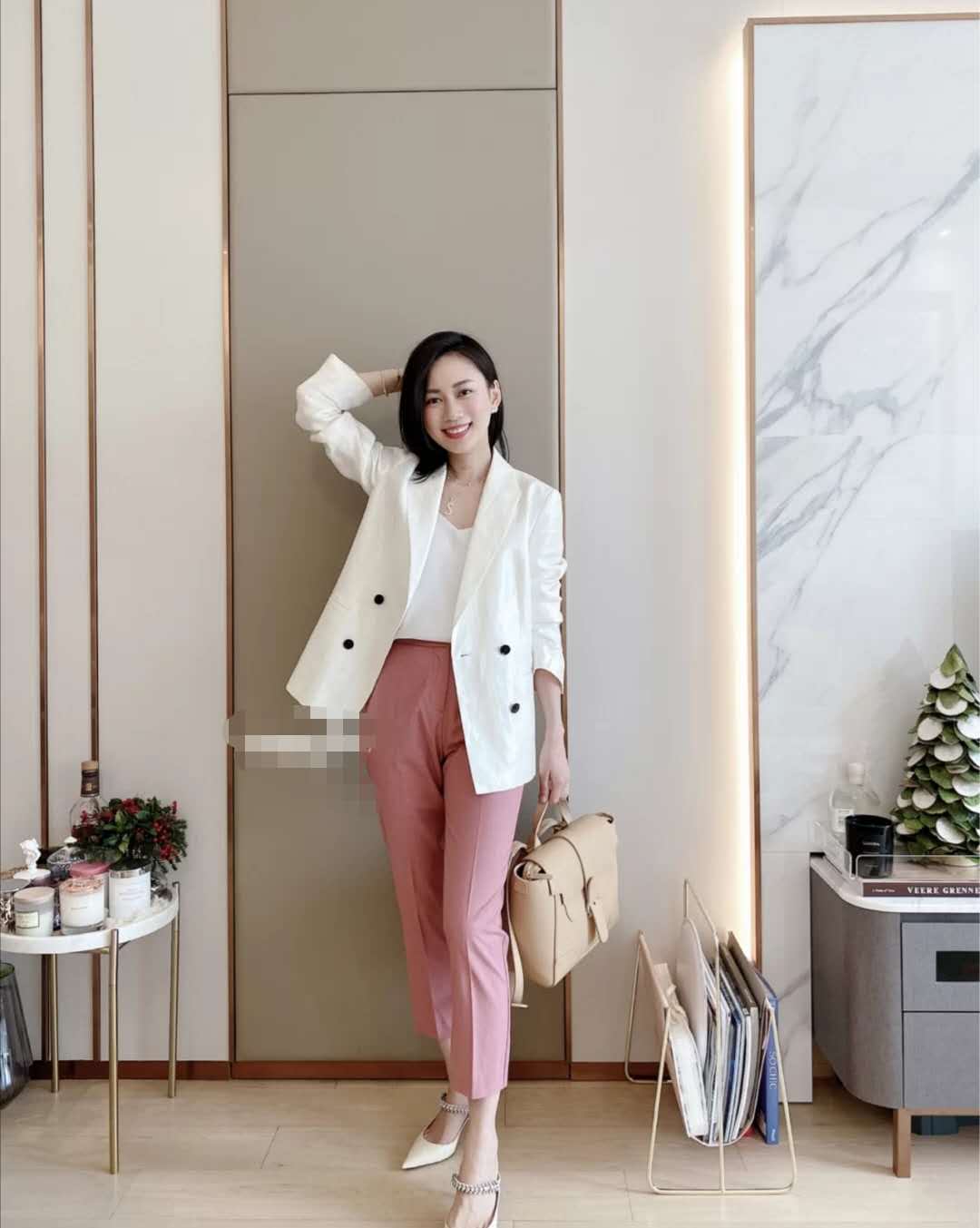 小孩粉色上衣配什么裤子好看,粉色裤子配什么颜色上衣好看女孩