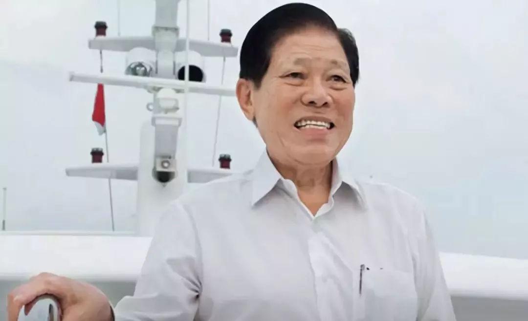 他的祖籍是广东潮汕，靠卖油漆发家，94岁时，成为新加坡首富