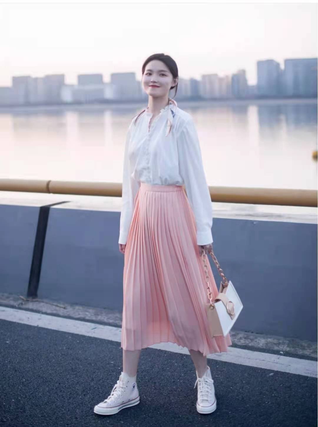 墨绿色百褶裙搭配什么上衣,银灰色百褶裙搭配什么上衣