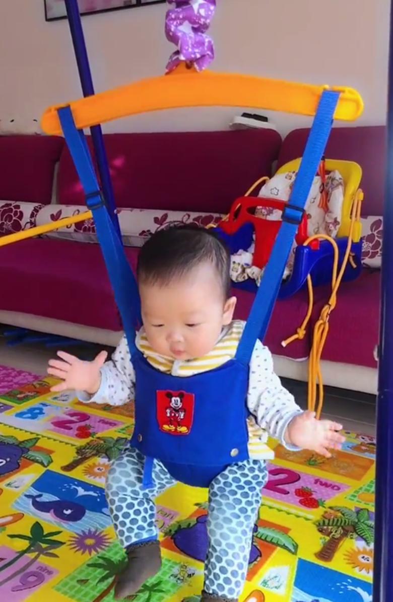 爸爸给宝宝自制滑梯,爸爸自制蹦蹦床