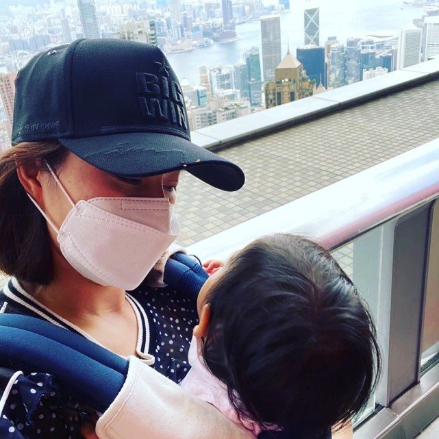 霍启刚自曝晶晶送的包包用十年舍不得扔，随身带优惠券节俭过日子