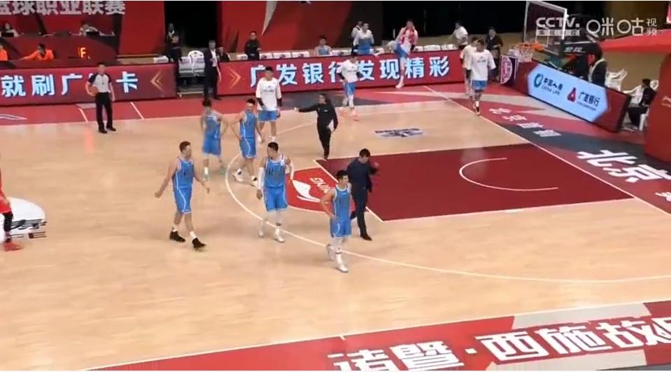 北京队不满判罚离场球员视角,北京首钢不满裁判罚退赛结局