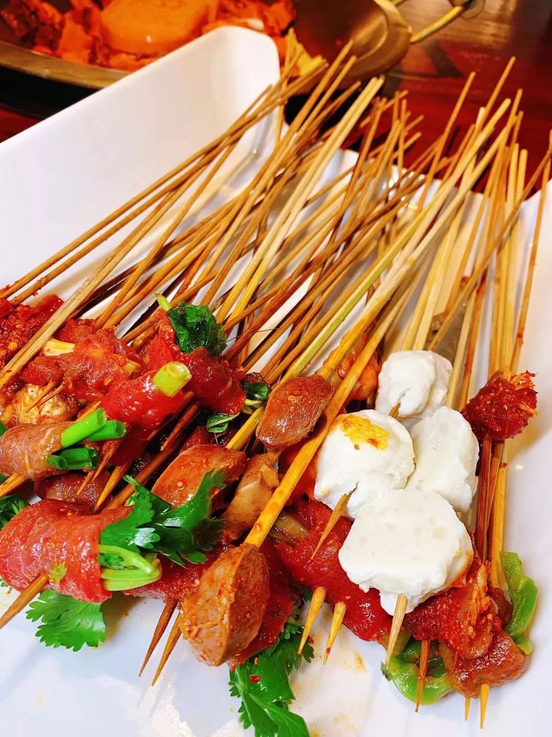 长春最强演艺阵容竟藏在这家火锅店里，火锅涮串自由切换，太嗨了