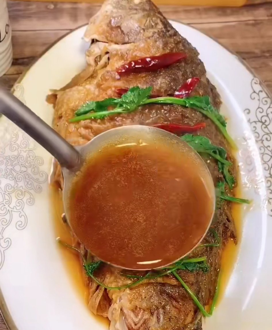红烧鲤鱼怎样做不掉皮,红烧鲤鱼必备大菜多加两种食材