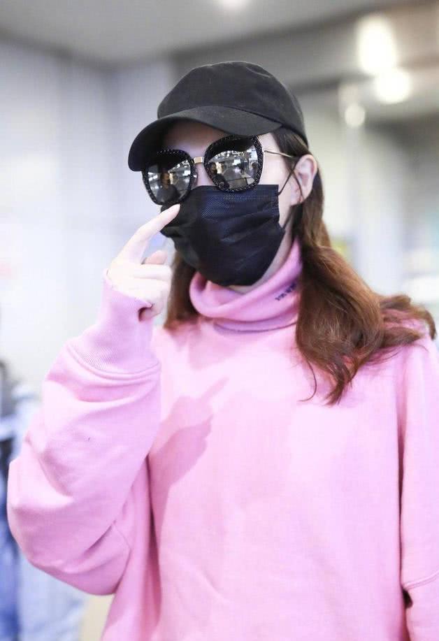 唐嫣穿薄荷绿色卫衣白色鞋,唐嫣爱马仕包包多少钱