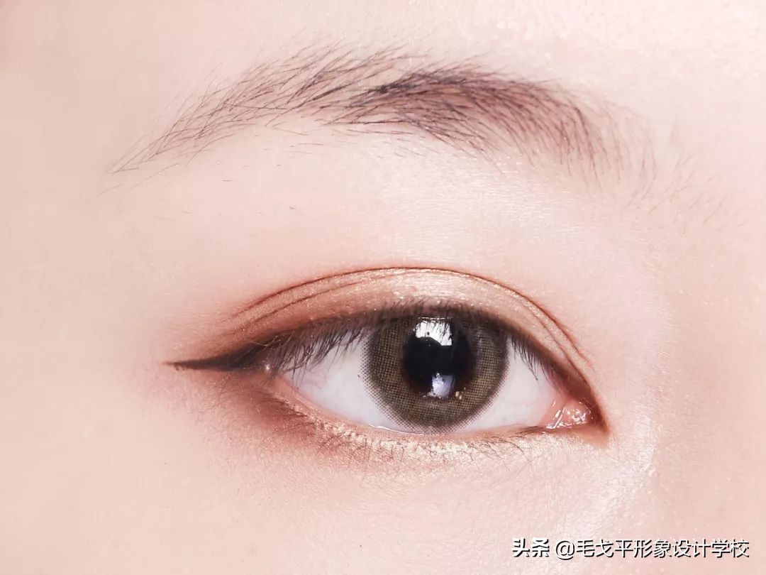 怎么画眼妆才不显脏,想学画眼妆今年最流行的眼妆