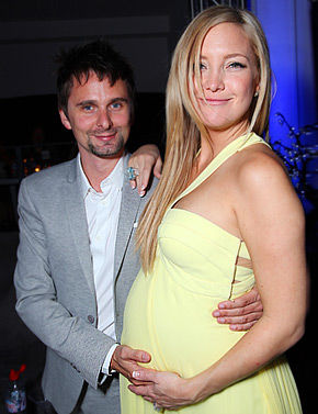 42岁美国女星再订婚，与小7岁男友已有近3岁女儿，情史丰富有三子