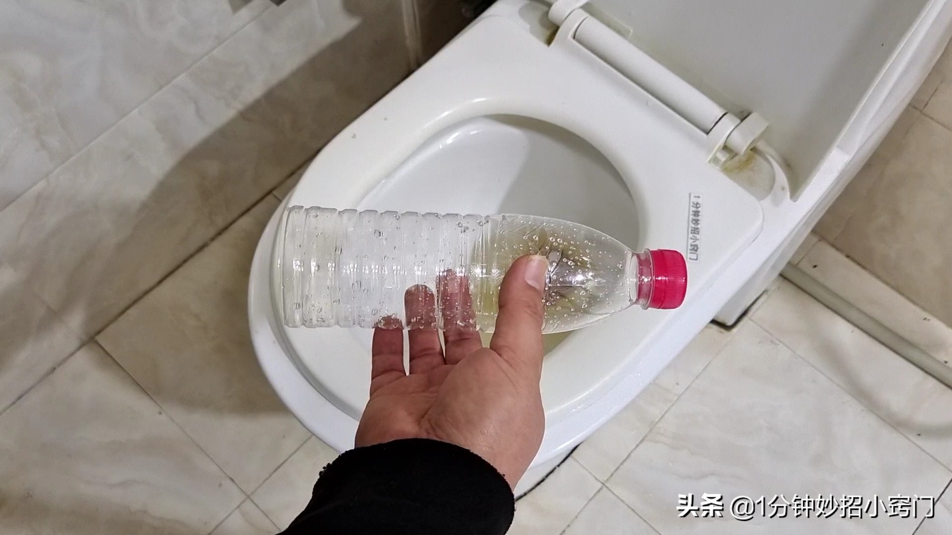 马桶里面掉了个塑料瓶堵了怎么办,马桶堵一个塑料瓶搞定