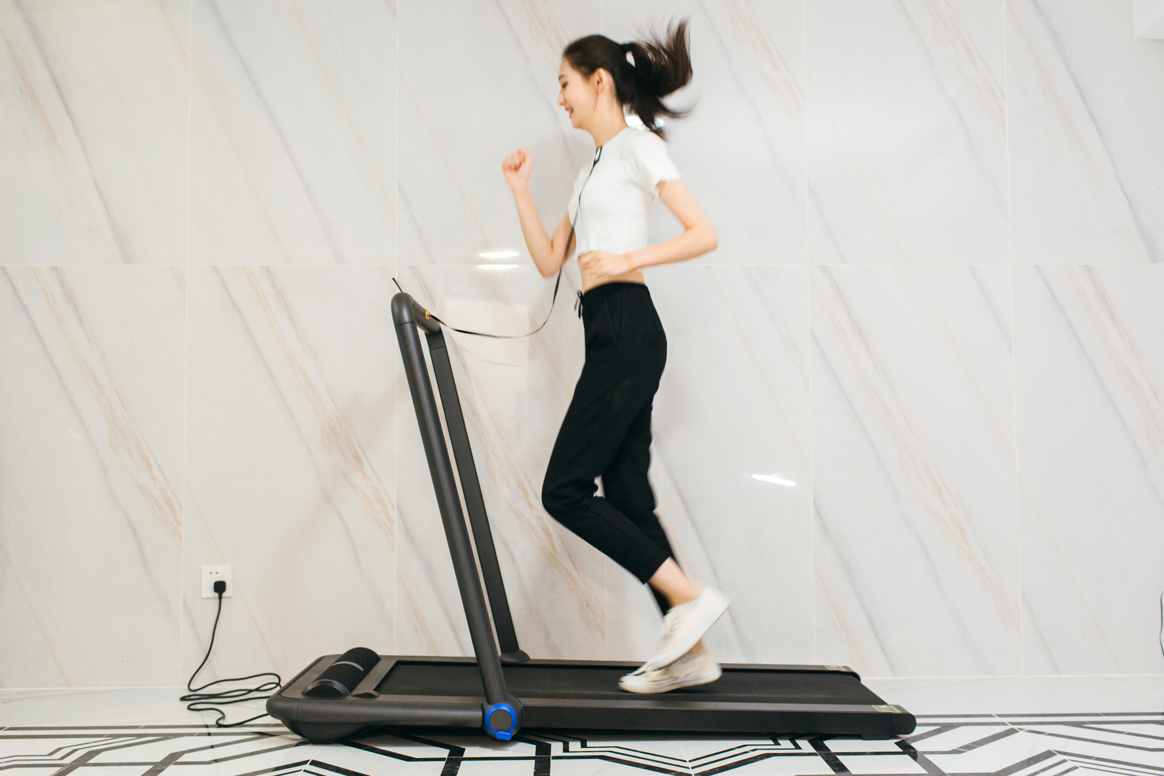 灏忛噾鏅鸿兘鎶樺彔璺戞鏈簁12pro,濂崇敓蹇箰鍚戝墠鍐茶窇姝ユ満