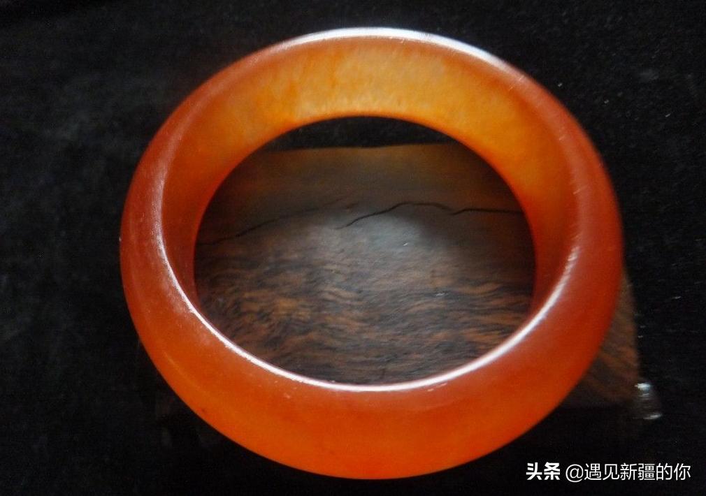 新疆戈壁滩上漂亮的金丝玉,新疆探险金丝玉