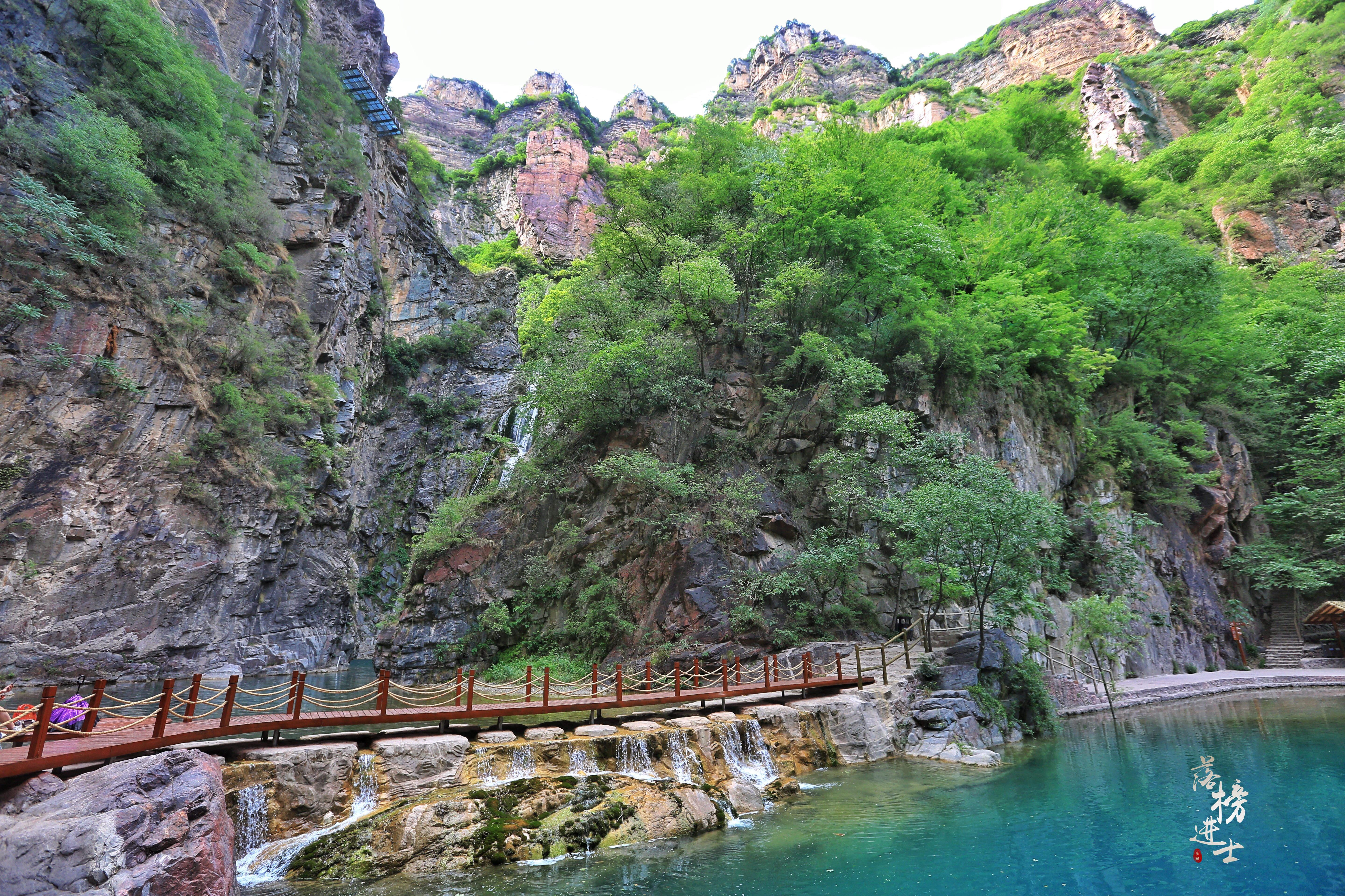 河南有个景区穿过山洞里面有瀑布,河南这个景区名字土得掉渣