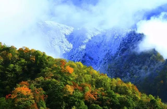 四川一条路途经全是石头的山,四川红叶一日游攻略