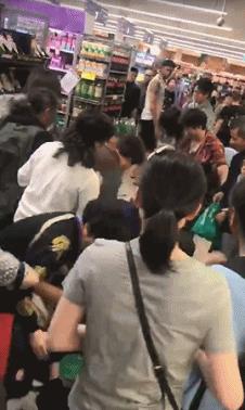 中国代购=抢奶粉？中国大爷大妈国外超市哄抢奶粉，吓坏了老外……