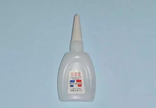 男孩误拿502胶水滴眼睛，爸爸的紧急处理方式，医生称赞：有常识