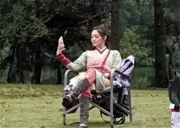 赵丽颖端着饭哭的视频,赵丽颖深夜发个汉堡的图片