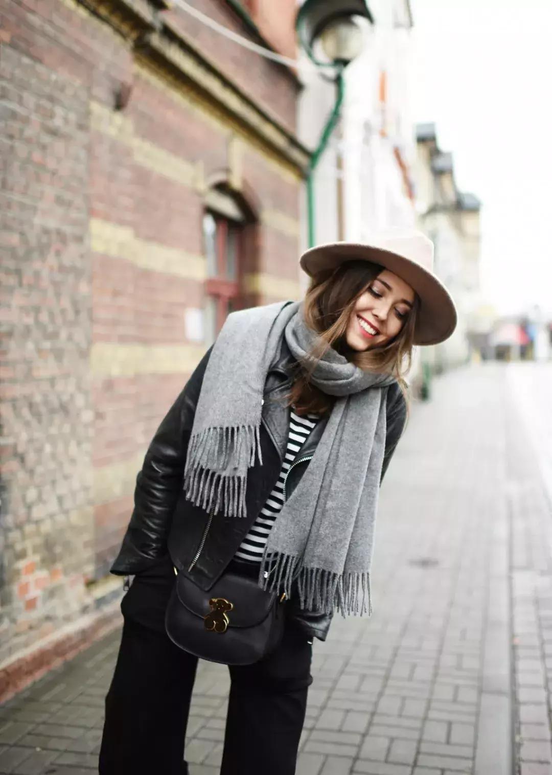 适合羽绒服显脸小围巾的系法,怎么给女生系围巾不会显脸小