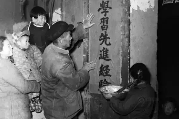 九张反映过年气氛的照片,百张罕见的过年老照片这才是年味