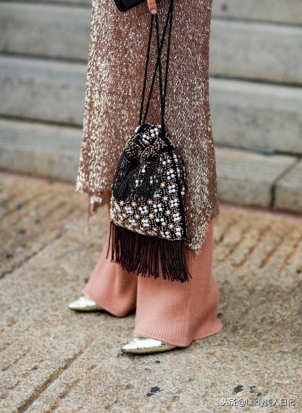 包包小众高级感百搭胸包,新款时尚百搭菠萝包