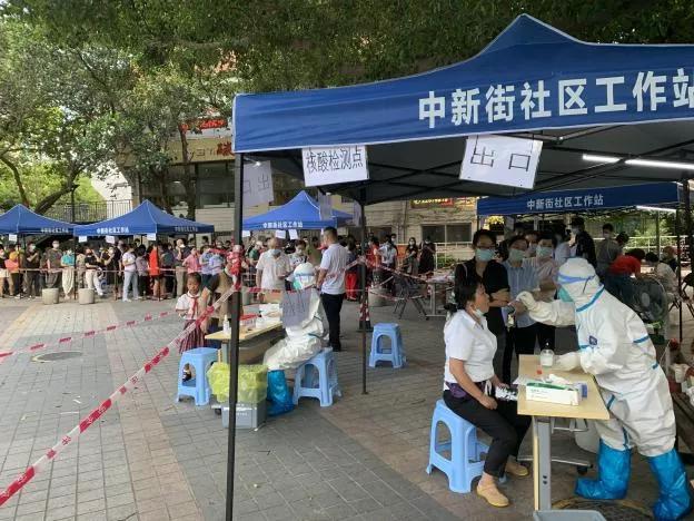 疫情防控党旗在基层高高飘扬,党旗在防疫阻击战中高高飘扬