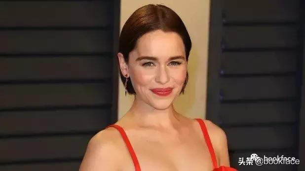 一脱成名的她，竟两次死里逃生。现实中的龙母比戏里更开挂