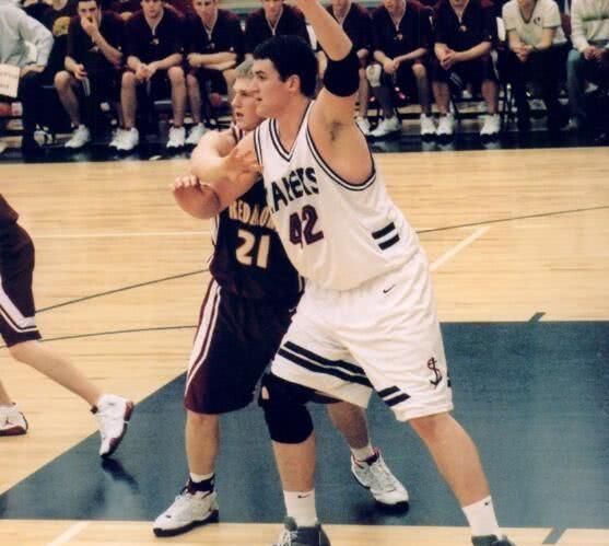 扣碎篮板的场面:乔丹把篮板搞得稀碎,鲨鱼用19个扣坏的筐做成树