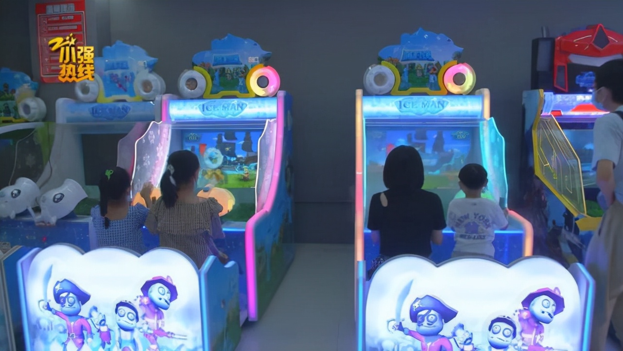 14岁男孩赚钱给妈妈买首饰，刚赚6000元就被游戏厅店主*债追**：他私自倒卖游戏币，给店里带来经营损失