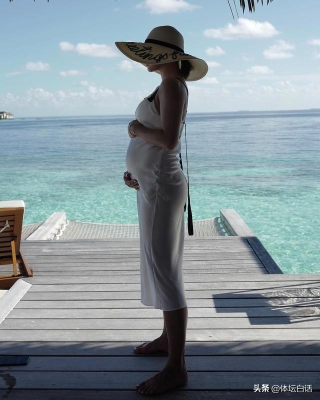 何雯娜梁超婚礼送祝福明星,何雯娜探班富豪老公