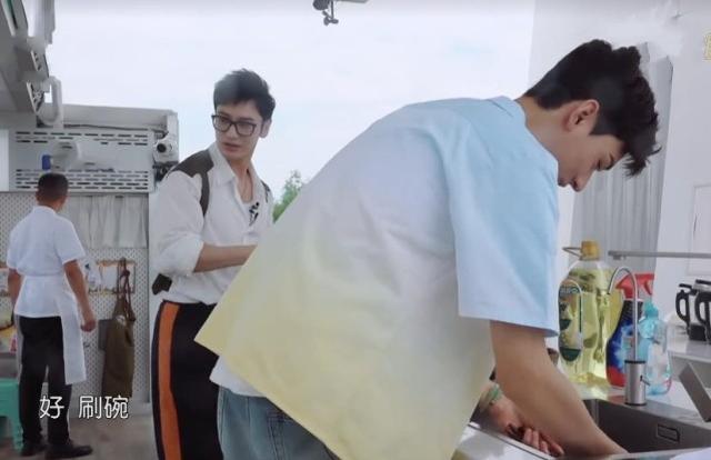 龚俊用毛巾擦头哼着歌,龚俊刮迪丽热巴鼻子第几集