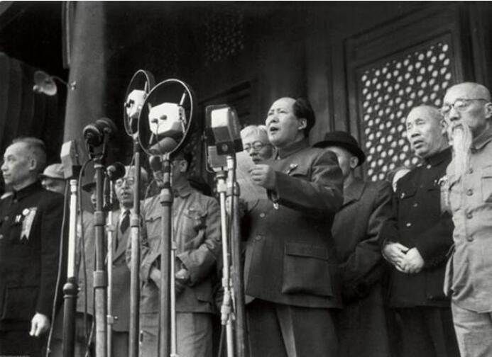 车牌号小细节泪目，穿越70年，来看开国大典背后的故事