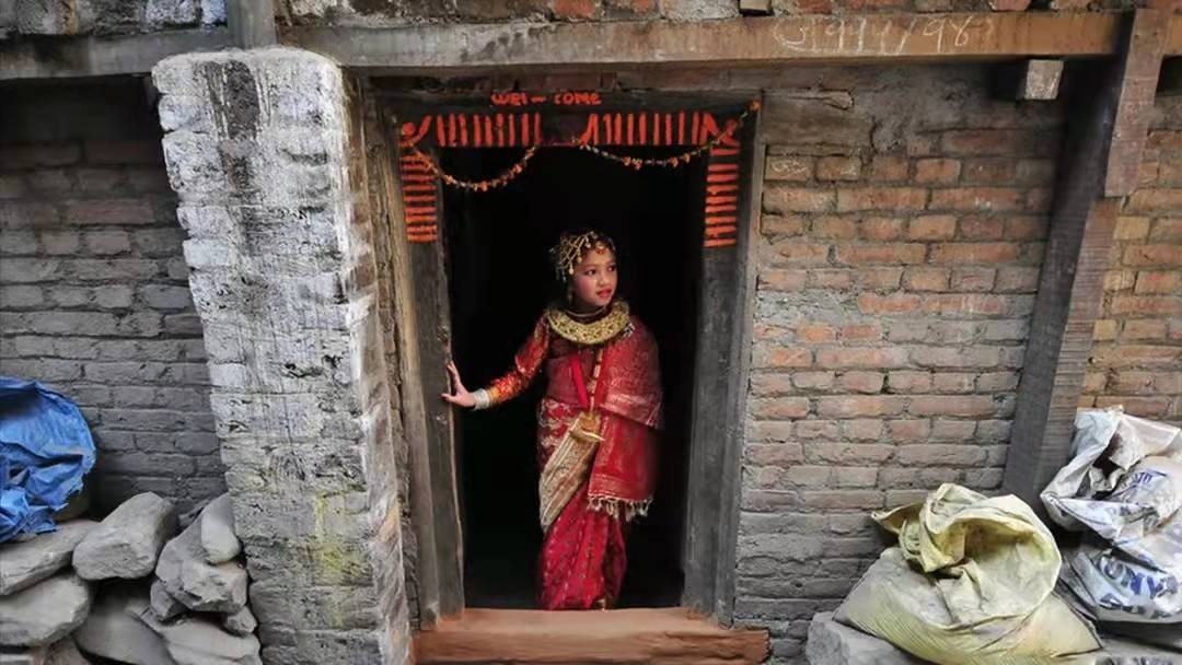 尼泊尔五个兄弟娶一个媳妇儿,尼泊尔一妻多夫制的家庭孩子归属