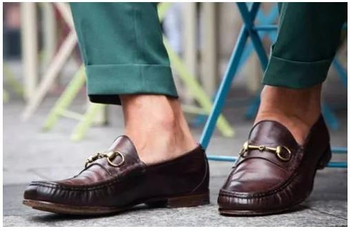 鞋子后面磨脚怎么办我有小妙招,鞋子后跟太硬磨脚怎么办