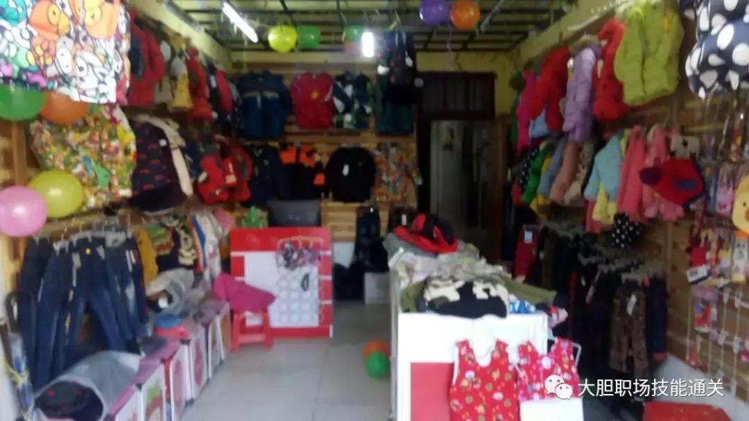 一家菜市场的精品童装店,一家开在农贸市场里的童装店