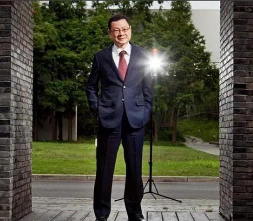 苏宁易购核心人物,苏宁董事长黄明端