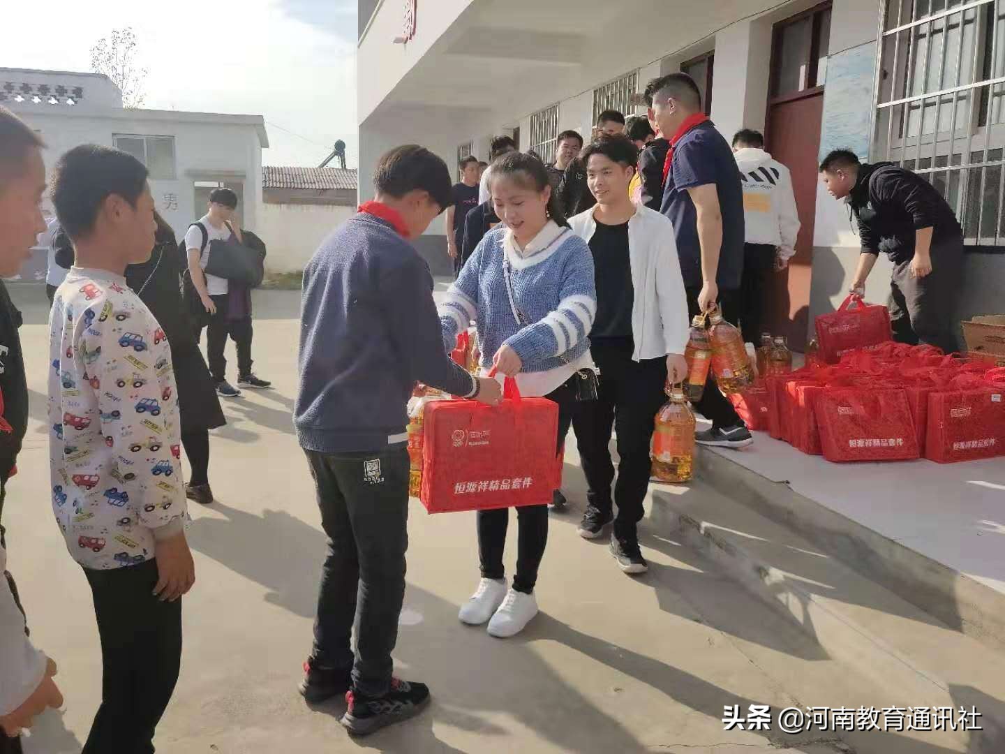 心系家乡教育爱心捐赠暖人心,心系公益情暖校园