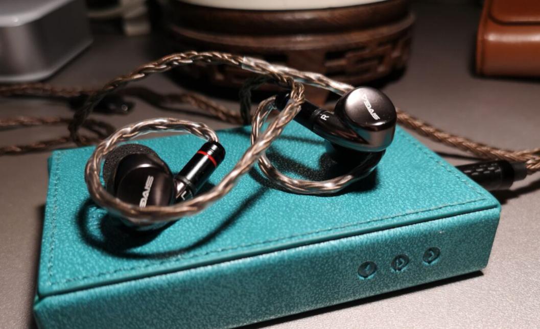 抄袭旗舰外观,却有超越旗舰的音质,价格让人真想不到