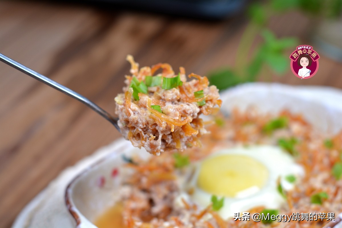 1碗肉馅1个蛋,顺手蒸个鸟巢太阳蛋,香嫩多汁,老公说有老家味儿