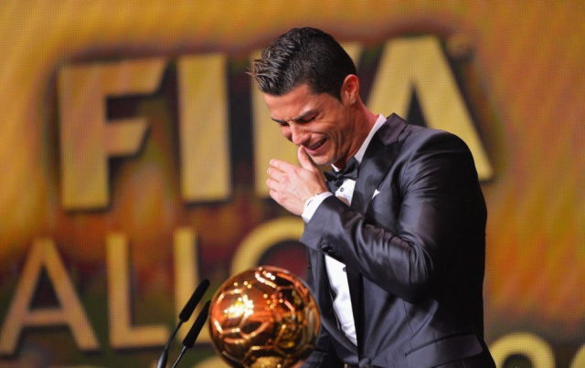 c罗还没走进更衣室就开始哭,c罗感动到哭全场视频