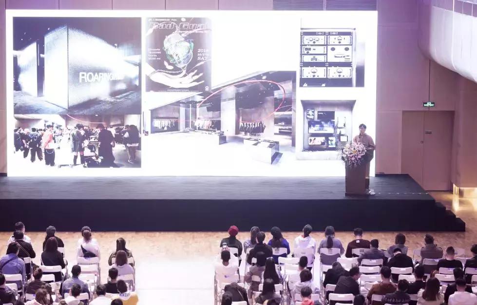 “誒，把你做的男装趋势笔记借我抄下”