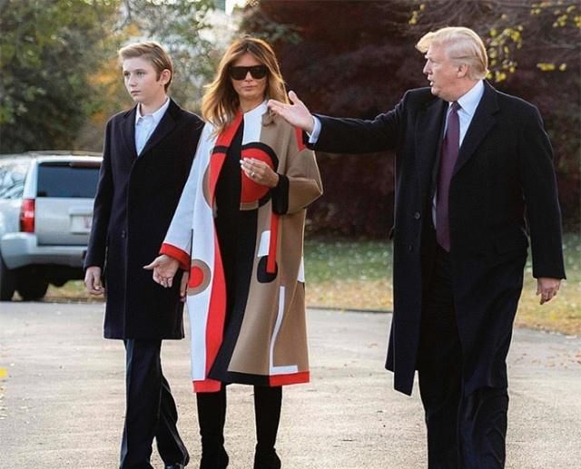 梅拉尼娅终于不穿靴子瘦裤！运动裤帆布鞋更减龄，搭飞行服潮翻了