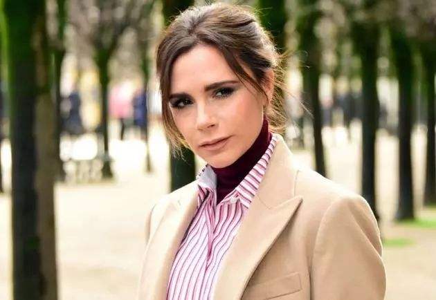 45岁维多利亚罕见纯素颜露面,维多利亚街拍生活旅行照