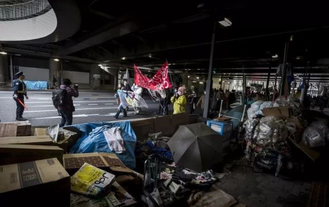 便利店下架小黄书，背后竟是日本沦落？