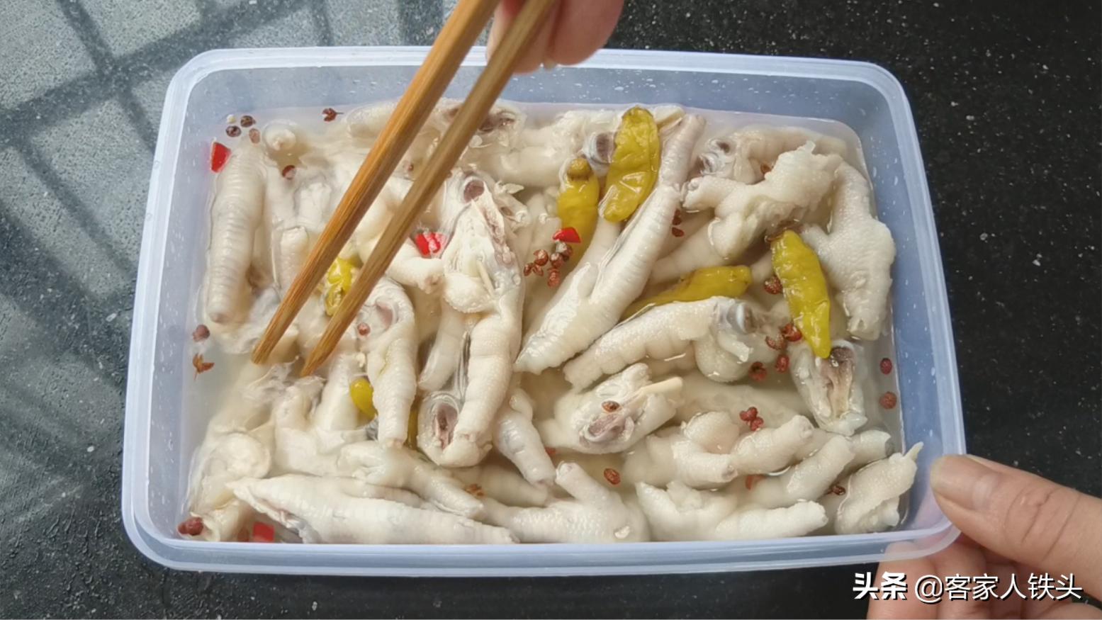 自己在家做泡椒鸡爪也是很方便的,在家如何做泡椒鸡爪更好吃