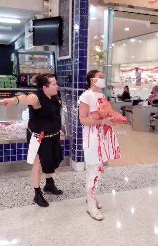 外国妹子冲进肯德基泼血怒吼：吃肉是大*杀屠**！网友们：有病？