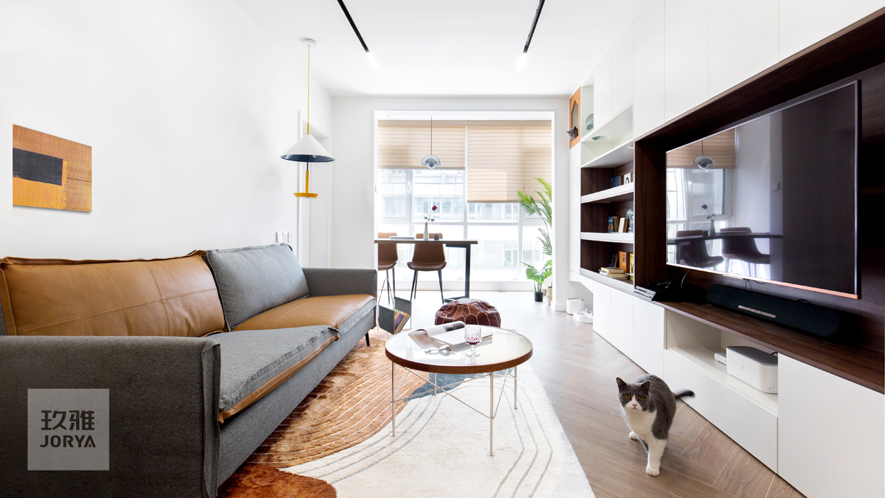 这家的电视柜既能收纳，也是喵星人乐园​