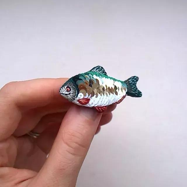 当一个程序员迷上了刺绣，就算手骨折了也无法阻止她……