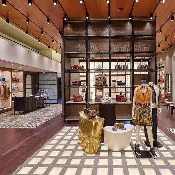 coach的专柜款大红斜挎女包,coach折扣店包跟专柜的区别